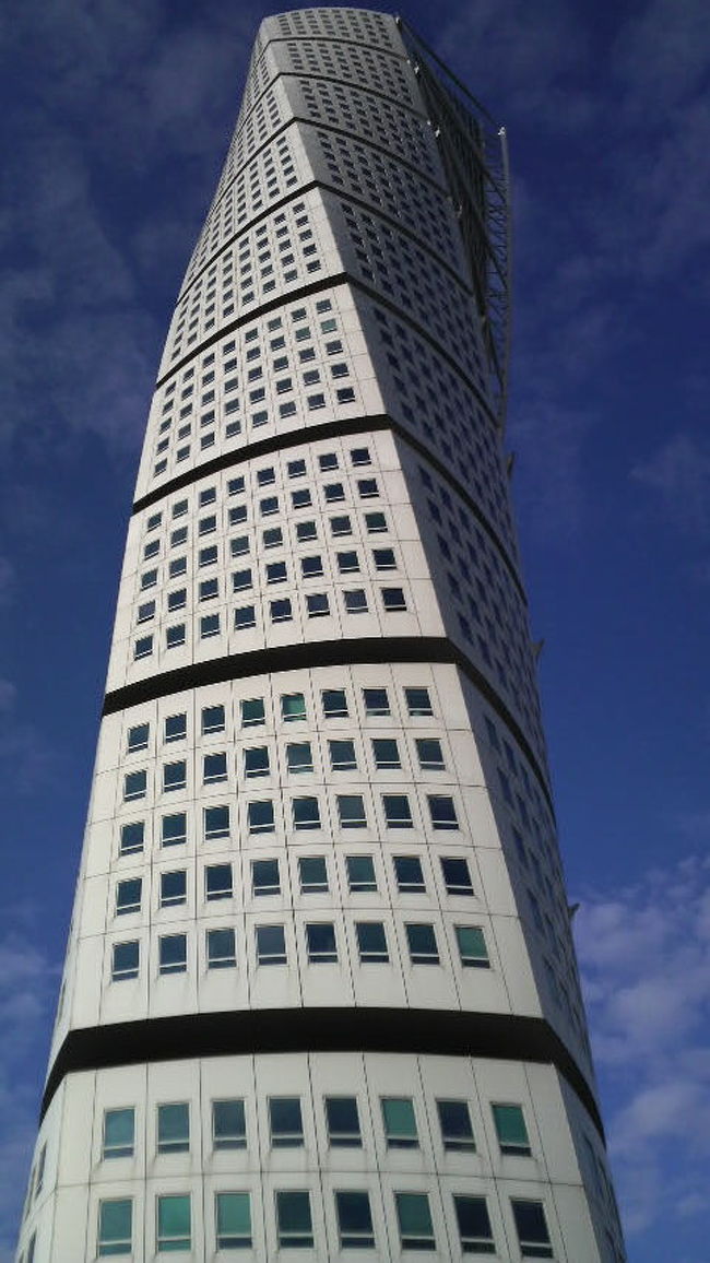 これが、スカンジナビア最高層と言われている超高層マンション、ターニング・トルソ（Turning Torso）。<br />１０階まではオフィスでそこから上はマンションになっているそうだ。<br />ねじれている上の方は中はどうなっているのだろう。不思議な建物。