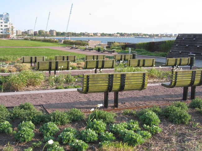 海の方に歩いて行くと、海が見えるベンチがありました。