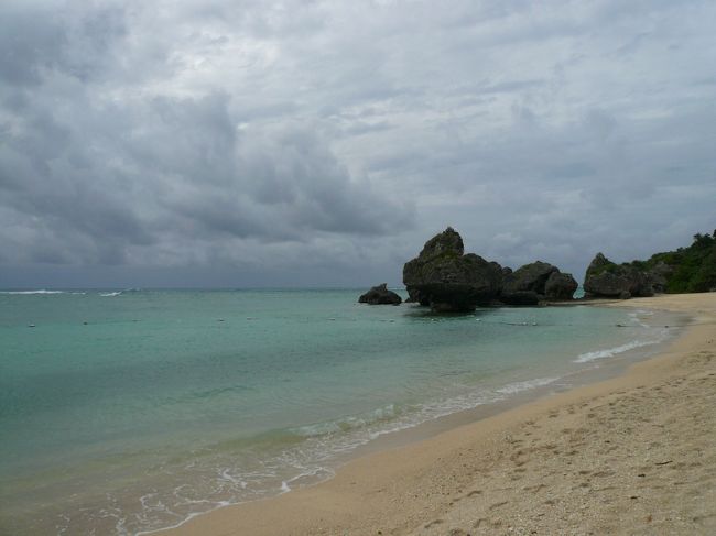 食後の運動に、ニライビーチをお散歩。