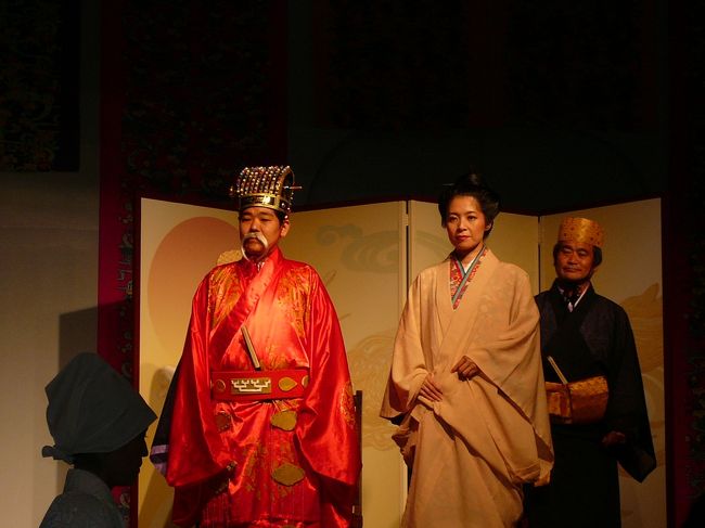 沖縄観光 琉球の息吹、絵巻行列<br />沖縄では古代の数々の神祭り行事が残され、今でも年中行事として行われております。その年中行事を道ジュネー（沖縄風パレード）に凝縮して取り入れ、観光の目玉としてご紹介いたします。<br />国王・王妃・三司官・旗頭を先頭にパレードは進んでいきます。<br />女性だけによる円陣舞踊のウスデークからはじまり、古武道演武や獅子舞など躍動感ある動きから、華やかなジュリ馬の舞があり、最後は沖縄の念仏踊りのエイサーです。（琉球村HPより）