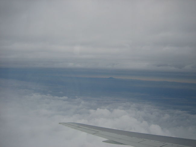 今回は訳ありで成田経由香港へ。<br />逆行して時間がもったいないけど移動も楽しいものです。<br />遠くに富士山が見えます。