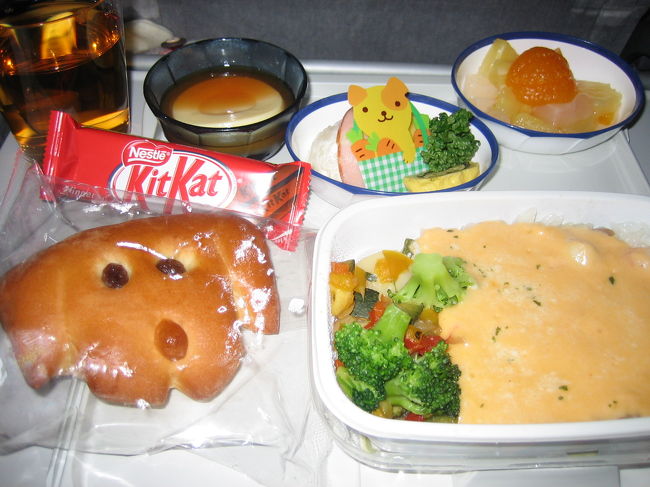 チャイルドミール<br />味はともかく、機内食は子供達の楽しみです。