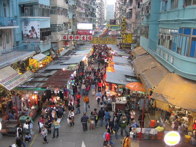 一旦チェックインして早速出動です。<br />露天街の人通りもまだまだ疎らです。