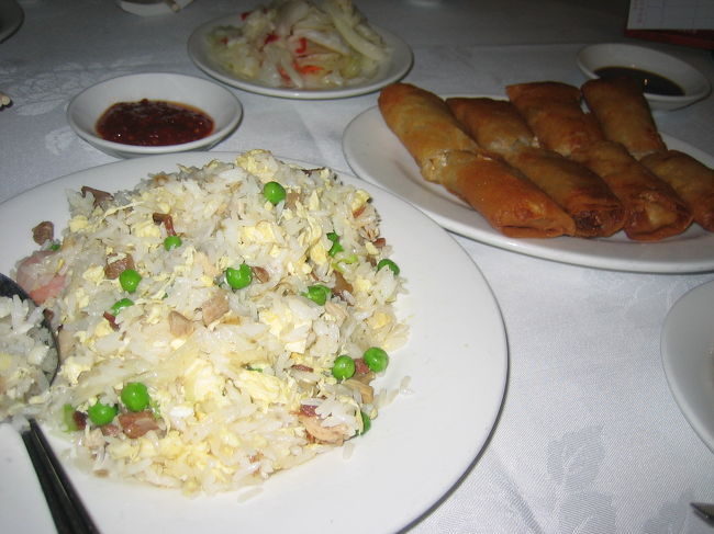 夜ご飯は、北京ダックが有名な鹿鳴春飯店へ。<br />ガイドブックによると予約がないと無理かも？<br />と書いてあったけどチャレンジです。<br /><br />空席はあったけど案の定予約で一杯。<br />でも優しい店員さんが1テーブル準備してくれて<br />感謝です。<br />その後、飛び込み客はすべて断られていました。