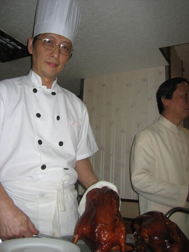 お目当ての北京ダックは目の前で切り分けてくれます。<br />ポーズも取ってくれてサービス満点！