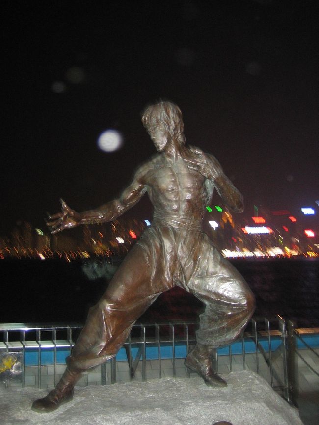 満腹になったところで歩いてプロムナードを<br />目指します。<br />オブジェが増えたり綺麗になったりで<br />前回皆で来たときとは変わってました。