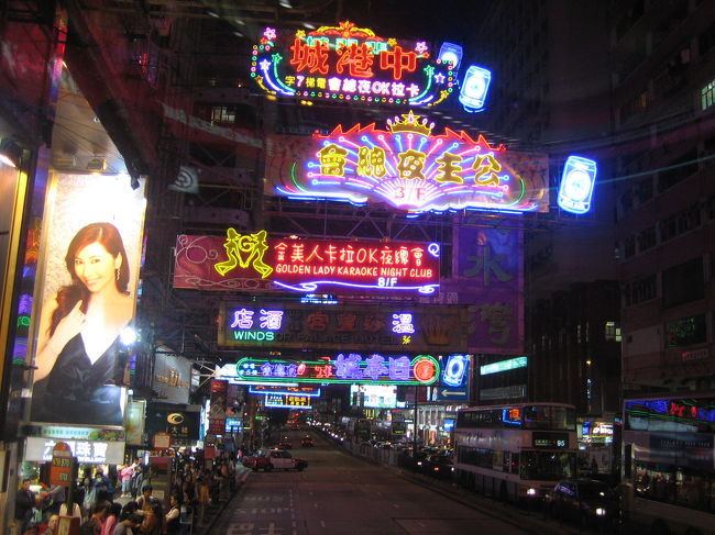 プロムナードを一通り見た後は日本で予約した<br />オープントップバスでネイザンRdを一路北上。<br />これが本当に楽しかった〜！<br />ギラギラ看板の真下を通る2階建てバスは<br />本当に迫力満点です！<br />