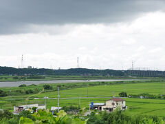 友人が「ベトナム」と呼んだ印旛の田園地区

今、北総公団線を延長して成田へ繋ぐ工事をしています。

開通すれば「日本一」高い単位運賃がちょっと安くなる（かも）しれないし、羽田ー成田空港、上野ー成田空港が短縮されてみんな大喜び…のはずなんですけど、無粋な高架橋がこの田園を横切っているのを見ると、私はどうしても残念でならなくて。
どちらかというと便利よりこの景色の方が今の日本に珍重な気がします。