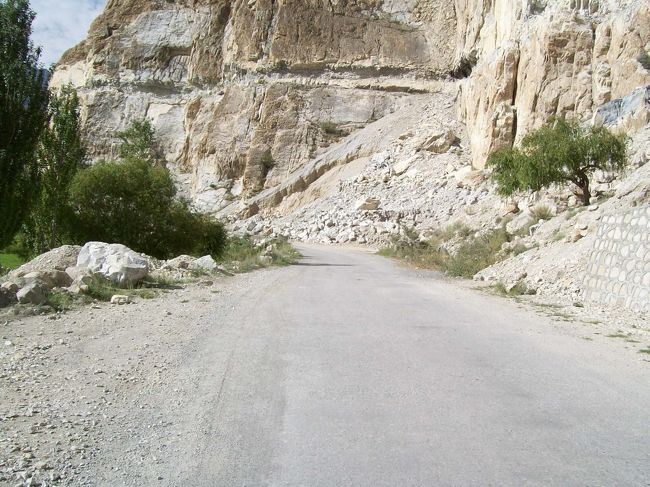 【４日目】<br /><br />パスー氷河へ<br /><br />朝、宿を9時前に出発。<br />事前情報では、徒歩１持間らしいので歩いて氷河へ向かいます。<br /><br />（注：実際には、片道2時間位かかった。。）