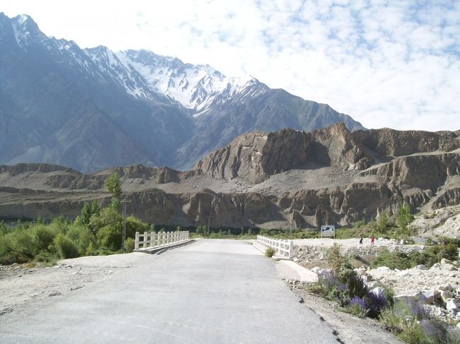 宿から10分ちょっとで、パスー氷河からの融水川に架かる橋が見えてきました。<br /><br />