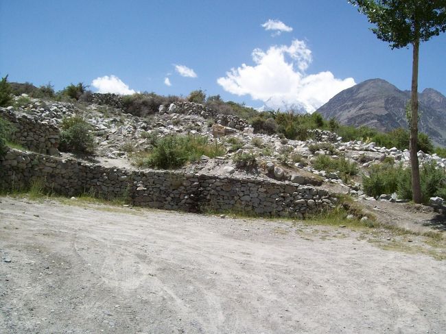 と、川に沿った道を、5分も歩かない内に、道は行き止まり。<br /><br />この先、どこに道があるのか、皆目解らない。。。