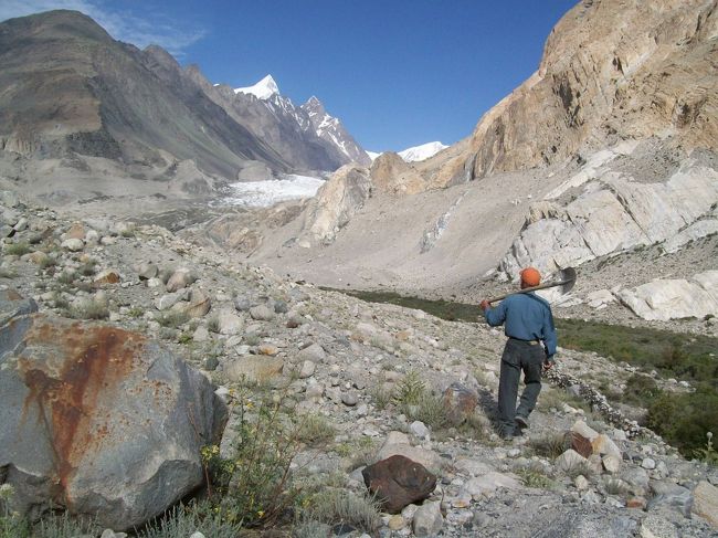 ５分ちょっとで迷路のような道を抜けました。<br /><br />おじさんも、ここからは真っ直ぐ行けばいいよと言って帰って行きました。<br /><br />＊ガイドは必要か？<br />この低木・草むらの迷路道を抜けるだけで、あとは道に迷うことはないので、ガイドを雇うほどの所ではないと思います。<br />地元の人も待ってれば通りそうなので、迷路道だけは地元の人にお願いした方がいいでしょう。<br />