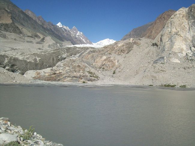 右手はパスー氷河の氷河湖です。<br /><br />パスー氷河の先端部がかすかに見える。。