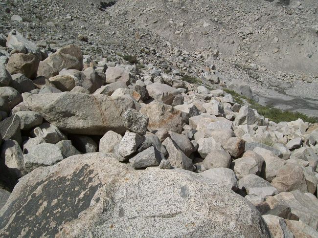 道なんてものは無く、大きな岩伝い行けるだけ。<br /><br />足を踏み外さないように、どの岩伝いに行けばいいか、少し先の岩配置を見ながら慎重に進んで行きます。<br /><br />＊よく見ると、マニ石の様に、先駆者が進み易いルートの岩の上に小石を積んでいるのが見える。<br />20ｍ間隔位に小石を積んだ岩を見つけることができます。