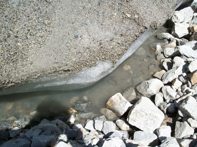 ←この辺りは、地表は小石や砂に覆われているが、その下は既に氷河であることが判ります。