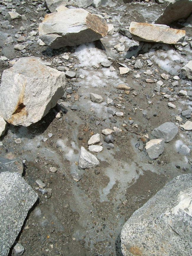 慎重に歩く必要があります。<br /><br />砂の上と思って踏み出すと、斜面だと一気に滑ります。<br />何しろ氷の上に薄く砂が乗ってるだけなので。。<br /><br />ところが氷河って、殆ど水平な所が無いんです。<br />傾斜の緩い所を探しながら進んで行きます。