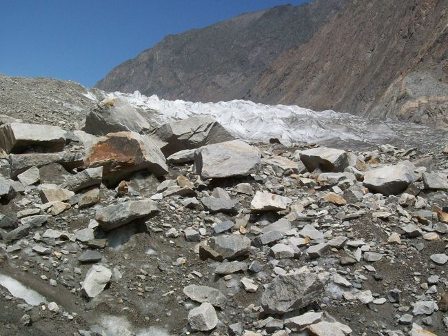 あと少しで先端部。。<br /><br />実はもうとっくに氷河の上を歩いてるんですが。<br />小石や砂の無い白い部分と言うのが、ここでは先端部としとくましょう。。