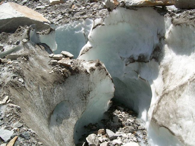氷河の融水で大きな穴ができている。<br /><br />中は水が流れていて、ところどころで見ることができます。