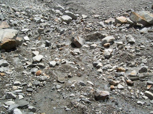 来た時と同じように、上に小石や砂が乗った氷河の上を通って、、