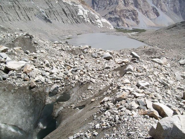 下方の氷河湖を見ながら、
