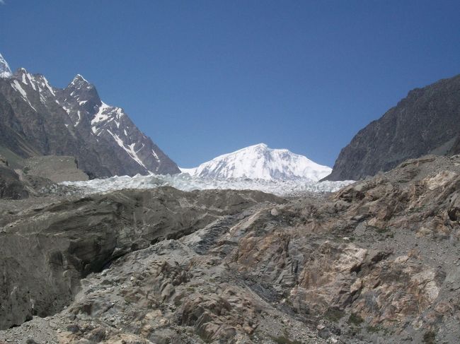 半分位下ってきたので、後ろを振り返ってみました。<br /><br />名残り惜しく、パスー氷河を少し眺めて、また降りていきます。