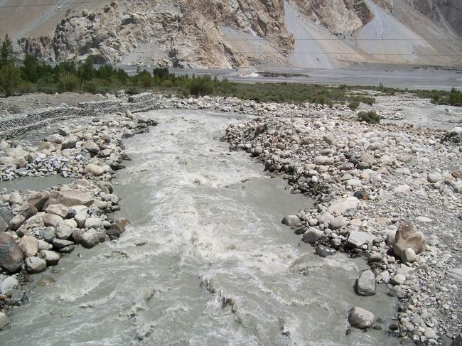 橋の上から。<br /><br />パスー氷河の融水でできた川。。