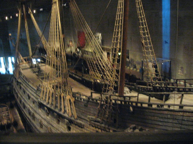 ヴァーサ号です。<br />展示室の最上階に行っても、カメラに収まらないくらい大きな船です。