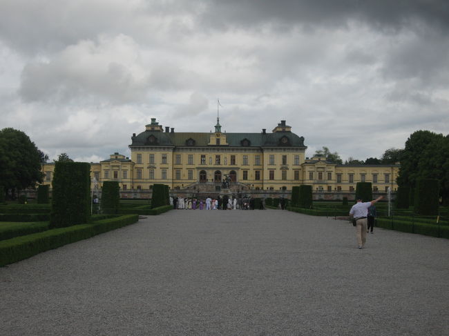 ドロットニングホルム宮殿です。<br />内部の写真は撮影禁止のためありません。<br />今も国王家が住んでいるそうです。