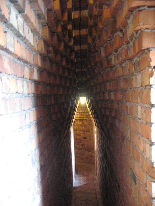 ただタワーに上がるにはこんな道を通り、さらに会談を結構上らないといけないです。