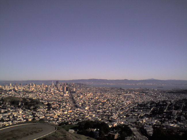 Twin Peaksから市内を一望<br />その名の通り、双子山です。<br /><br />米ドラマのツイン・ピークスとは関係ないようですね。