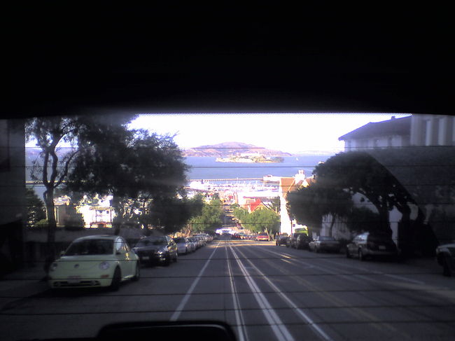 坂をグングン登ります。<br />この道の下にはケーブルカーのケーブルが<br />ジャンジャン回転しています。<br /><br />今回は残念ながら車にて．．．<br />