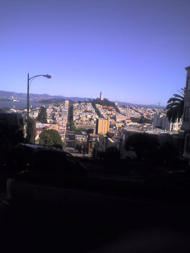 ロンバートストリートの坂の上から。