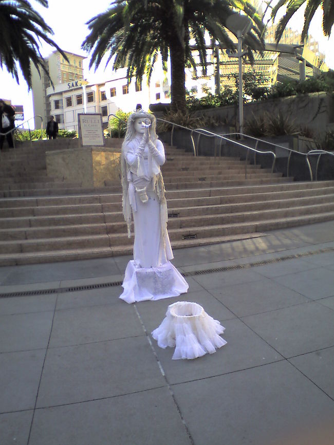 ユニオンスクエアにいたパフォーマー<br />人形と間違えるほど何時間も同じ体勢をしてました。<br />何だか吸い込まれそうな不思議な雰囲気を出してました。