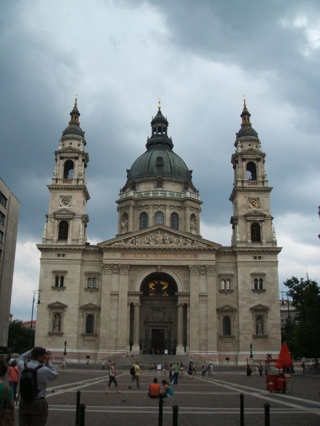 聖イシュトバーン大聖堂の正面。ホテルから歩いて近くにありました。中には、”聖なる右手の礼拝堂”に聖イシュトバーンの右手のミイラがありました。コインを入れるとライトアップして見やすいのですが、必ず誰かが入れるので自分は入れる必要がありませんでした。（ちゃんと手に握ってコインの準備はしていたんですけど・・・）ちなみに右手の礼拝堂は１６：３０までなので、見たい方は時間に気をつけてください。