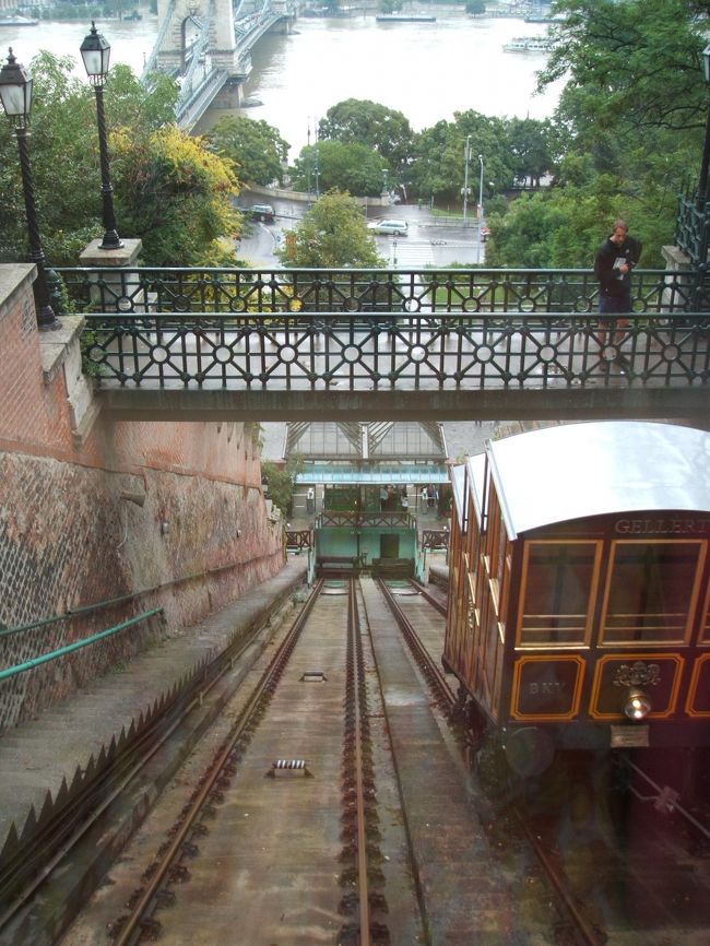 ケーブルカーに乗って、王宮の丘にいきました。人も少なかったので、貸切のようでうれしかったです。中から、ペスト側の眺めがとてもよかった！往復だとちびっと割引ありなので、王宮でたくさん歩く分、丘への上り下りは楽をしました。