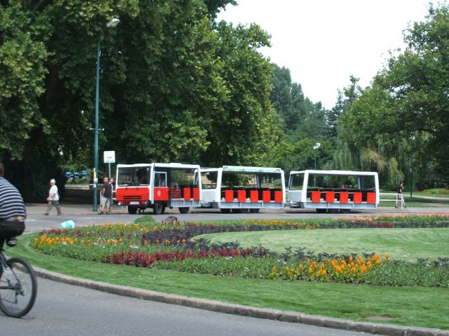 マルギット島に行ったとき、歩いて全部周るのは大変どうだったので、なんだか、かわいい乗り物があったので乗ってみたら島を一周してくれました。英語のアナウンスも入り、和やかな雰囲気でのんびりと周ってくれます。時間は測っていなかったのでどのくらいかは明確ではないですが、３０分くらいは乗っていたと思います、夏だと日差しもきついのですが、この乗り物のおかげで、屋根があったので快適でした。