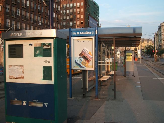 トラムの乗り場です。トラムは非常に便利です。私は３日間滞在したので３日のフリーパスを購入しました。行き先など不安でわからなくても、地元の方は親切なので教えてくれます。本当にブダペストの人は温かかったです。