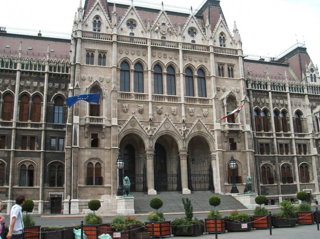 国会議事堂の正面です。中はガイドツアーがあります。あらかじめ時間の決めた分のチケットを購入して、時間になったら再び入り口に来て参加しました。非常に細かく説明してくれてなかなか、良かったです。外からだけでなく是非ツアーに参加することをお薦めします。