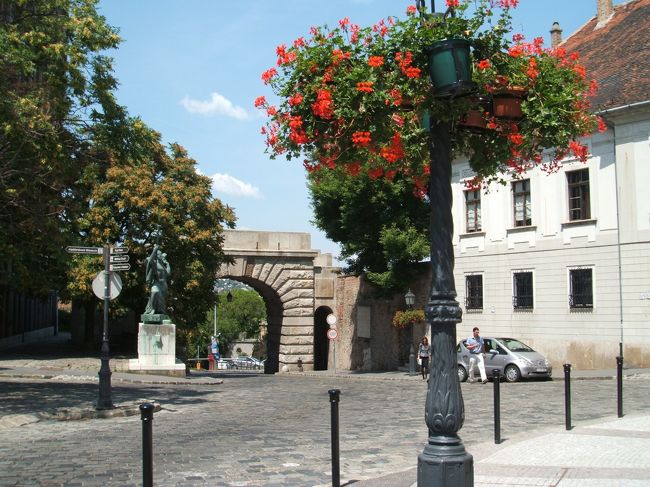 ウィーン門です。モスクワ広場からバスに乗ったら、ここまで来たので降りて写真を撮ってみました。モスクワ広場からのバスは広いのでどこが停留所かわからなかったのですが、ウォークマンを聴いていたいまどきの若いお兄さんに聞いたら親切にも友人に携帯で電話してまで停留所を調べてくれて教えてくれました。人は見かけによらないですね。