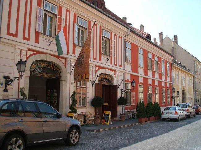 王宮の丘にある５つ星ホテルですが、疲れたので、カフェのサインがあったので、入りました。中庭にかわいいカフェがあり、のんびりとお茶ができます。