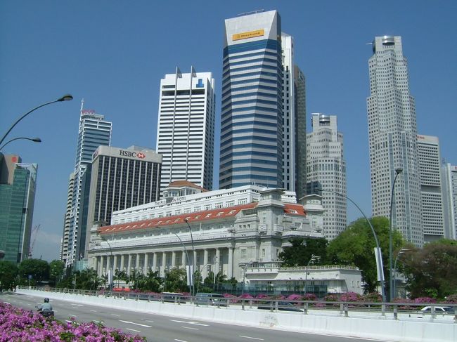 シンガポールの高層ビル群と、フラトンホテル。