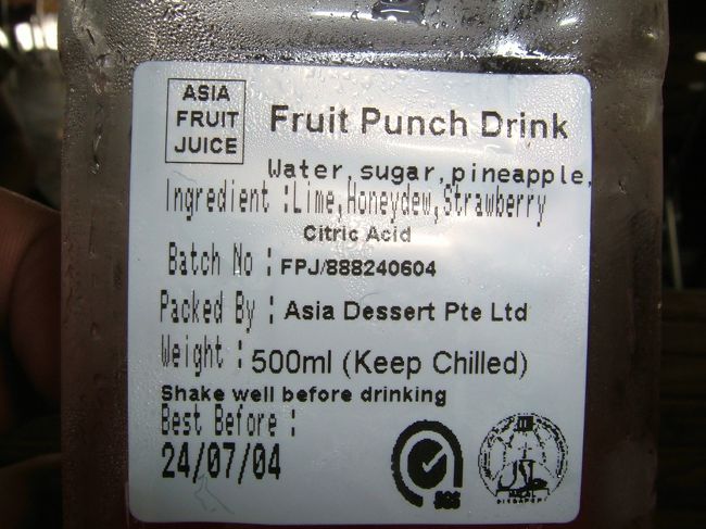 この写真には実は決定的な事実があります。<br /><br />日本に帰ってきてから写真を見て気付いたのだ。<br /><br />その詳細がこれ。<br /><br />日本人だからと言ってバカにされたか？！あのオバサン！やけに親切だったな・・・<br /><br />分かるだろうか？この衝撃的な事実が。<br /><br />この飲み物を飲んだ日は2004年8月3日。あっちの書き方なら「03/08/04」だ。<br /><br />この写真の一番下。Best Before。賞味期限だ。いつ？<br /><br />「24/07/04」<br /><br />驚きの事実だ。10日も期限が切れたフルーツポンチジュースをＱＴはゴクゴク飲んでいたのだ。<br /><br />ここまできて海外旅行保険を使うときがきたか・・・と思いきやお腹はこわさなかった。<br /><br />逆に元気になったくらいだ。現地では何があるか分からないので、日付を見てから飲みましょう。<br />