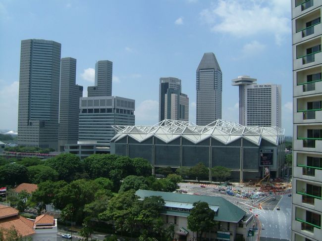 歩き回ったら疲れてきたので一旦部屋に戻ることに。<br /><br />部屋から撮ったマリーナ地区。ここで2004年IMFの会議が開かれる。<br />