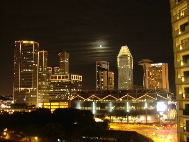 これは部屋から撮ったマリーナ地区の夜景。綺麗です。