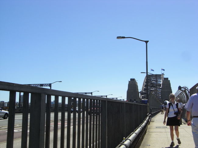 整備された歩道を渡ります。<br /><br />観光客やジョギングしている人、通勤途中のサラリーマンなど、様々な人達と行き交います☆