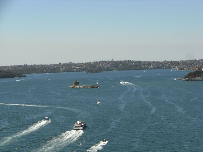 たくさんフェリーやヨットが行き交っています。<br />こんなに海上にあると、運転が難しそうですよね^^;<br /><br />真ん中の小さな島は歴史的名所のFort Denisonです。<br />石を積んだだけの島で、かつては独房でした。<br />今はガイド付きのツアーでのみ、行けるようです。<br />