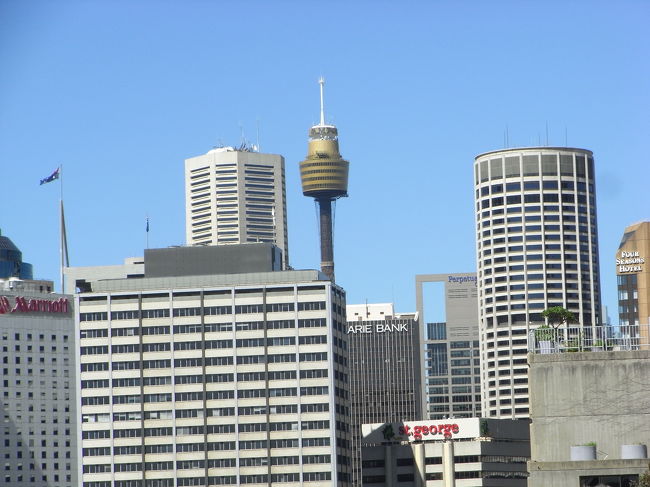 周りに高い建物がどんどん建ってしまったので、<br />今や存在感がちょっとばかり薄れ気味ですが、<br />真ん中のタワーはAMPタワー(シドニータワー)です☆