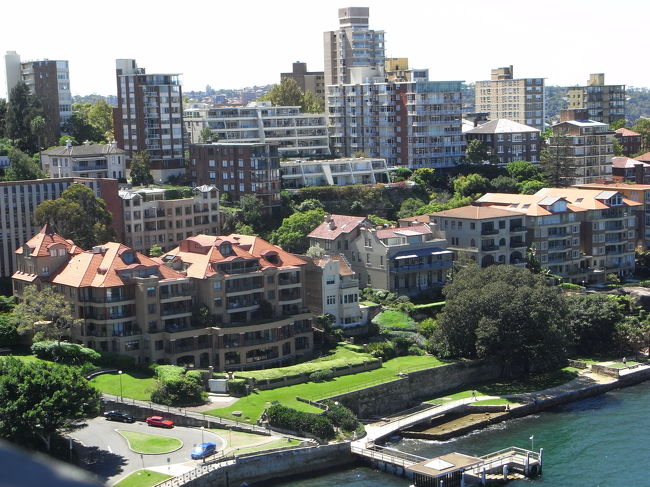 こちらはオペラハウスやCircular Quayの対岸にある<br />Kirribilliというエリアです。<br />オーストラリアの首相官邸もある、高級住宅地です！<br /><br />豪邸やマンションがずらりと並んでいますね。