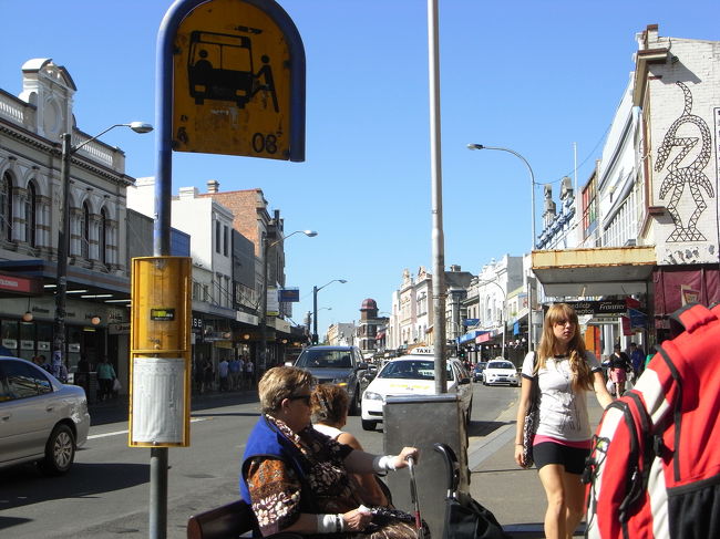 友達と会う目的で来たので、メインストリートしか撮りませんでしたが、<br />Newtownのメインストリート、King Streetです！<br /><br />ミュージシャンや作家、ダンサーなどアーティストが<br />多く住んでいるエリアです☆<br />街はアーティスティックな雰囲気で溢れています。<br /><br /><br />