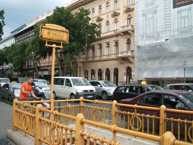 地下鉄の入り口です。この黄色い看板が目印です。